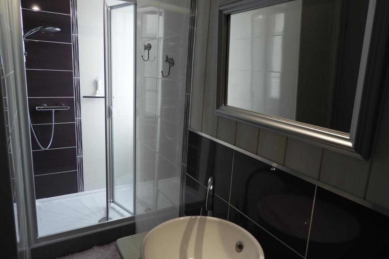 Les Volets Bleus Bed & Breakfast Saint-Guenole Luaran gambar